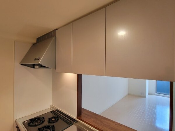 キッチン(階数によって設備、床、建具の配色が異なります。)