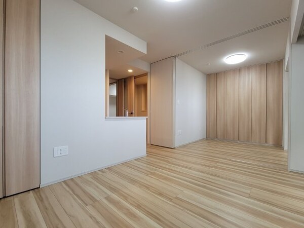 居室・リビング(お部屋の階数によって床、設備、建具の色が異なります)