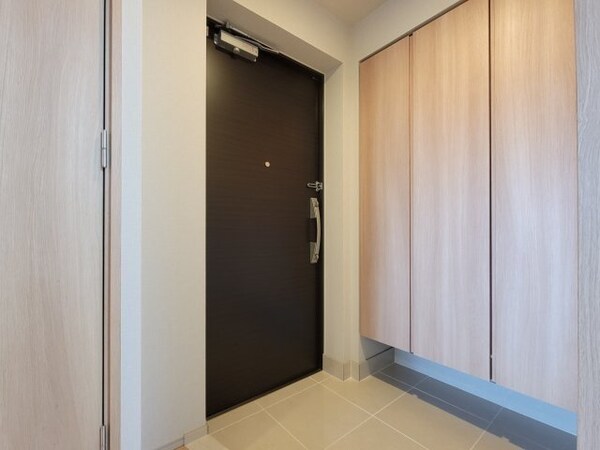 玄関(お部屋の階数によって床、設備、建具の色が異なります)