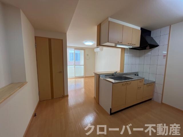 物件内観写真13　(キッチンとリビング)