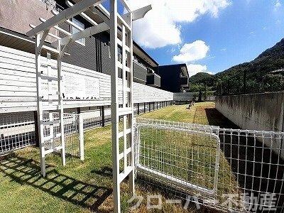 物件外観写真5　(ドッグランまで5m)