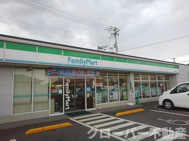 物件外観写真3　(ファミリーマート観音寺植田店まで400m)