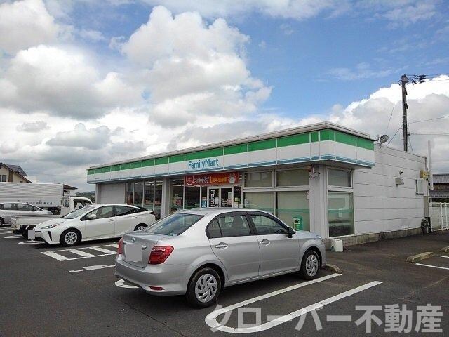 物件外観写真3　(ファミリーマート観音寺中田井店まで1200m)