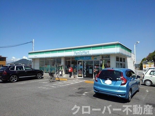 物件外観写真3　(ファミリーマート丸亀川西北店まで550m)