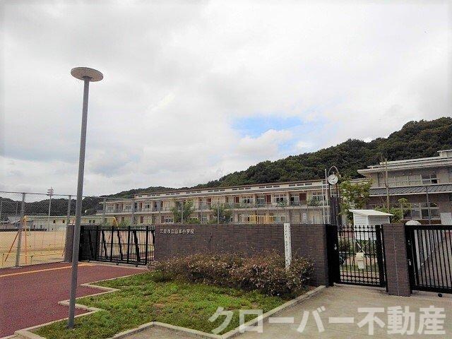 物件外観写真5　(三豊市立山本小学校まで1000m)