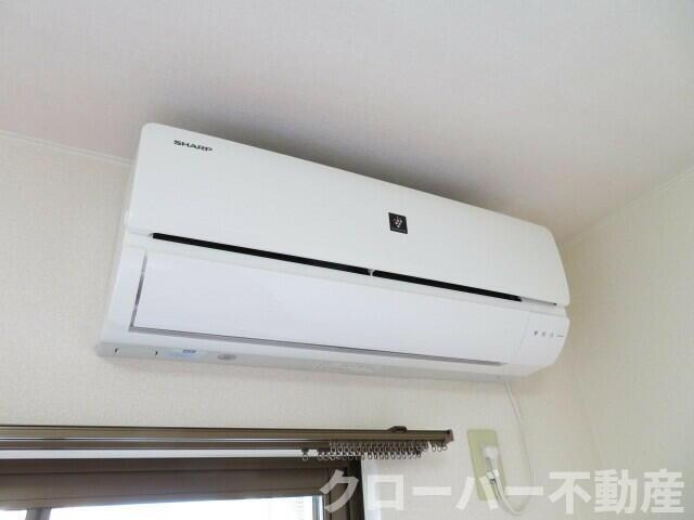 物件内観写真17　(洋室にエアコンが付いています。)