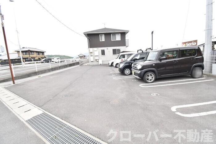 物件外観写真2　(駐車場)