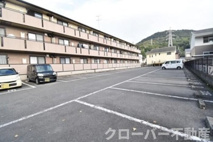 物件外観写真2　(駐車場)
