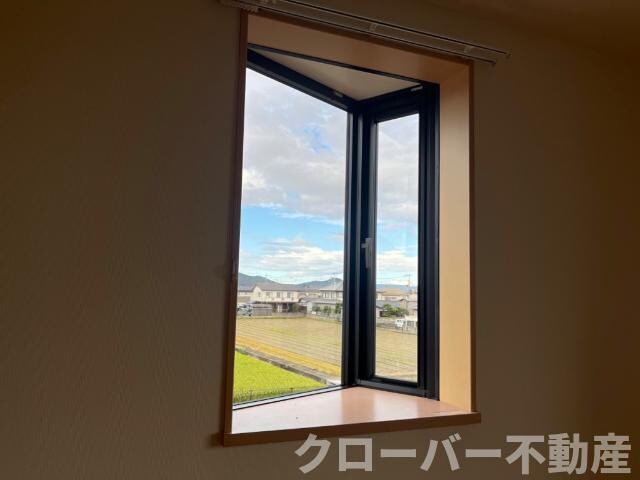 物件内観写真21　(出窓)