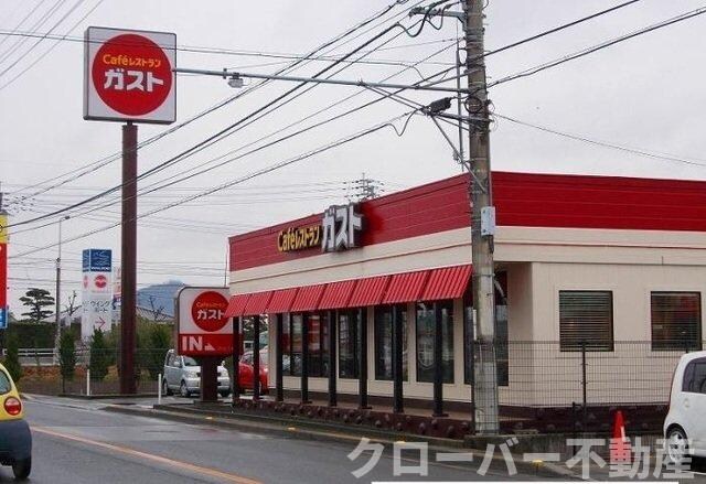 物件外観写真3　(ガスト三名店さんまで600m)
