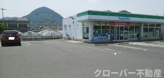 物件外観写真7　(ファミリーマートさんまで450m)