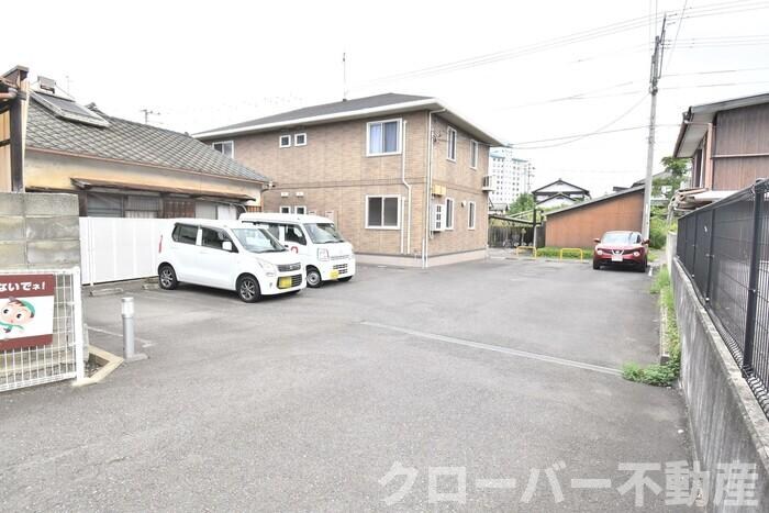 物件外観写真2　(駐車場)