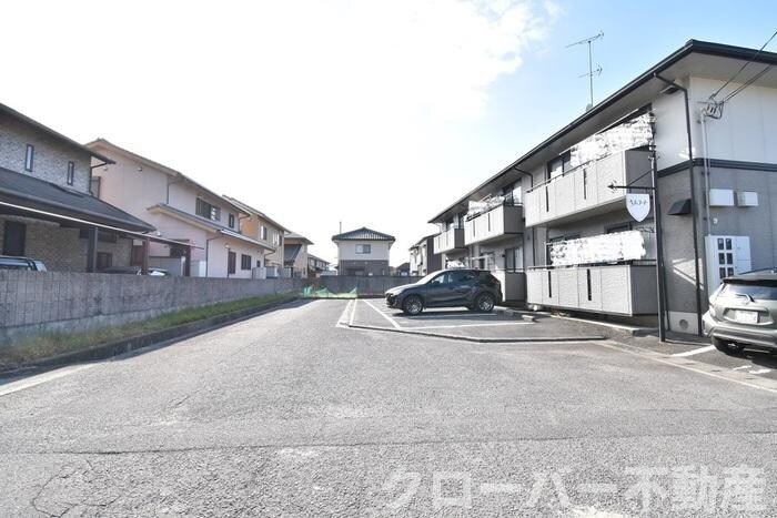 物件外観写真4　(駐車場)