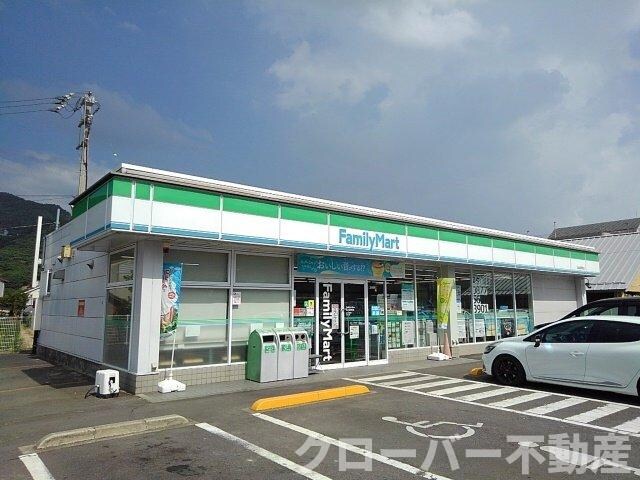物件外観写真3　(ファミリーマート坂出加茂町店まで500m)