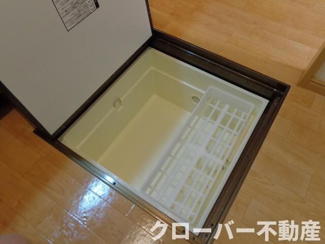 物件内観写真17　(床下収納)