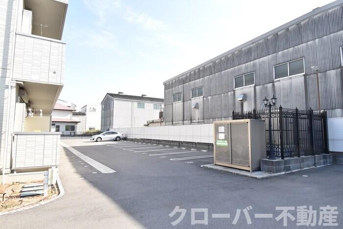 物件外観写真4　(駐車場)