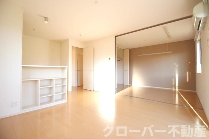 物件内観写真4　(居室・リビング)