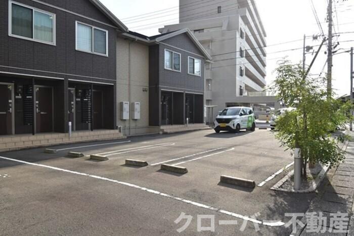 物件外観写真2　(駐車場)