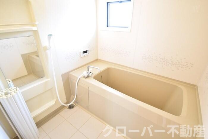 物件内観写真5　(ユニットバス（追焚き機能付き）)