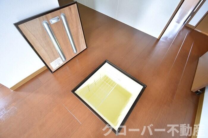 物件内観写真15　(キッチン床下収納)