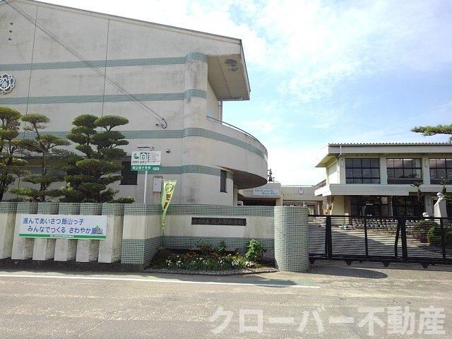 物件外観写真8　(飯山南小学校まで1300m)