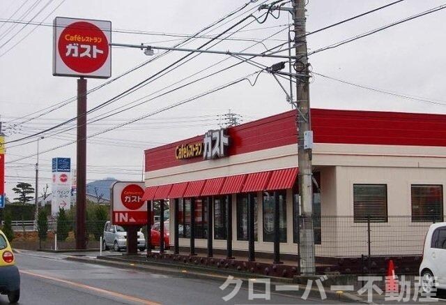 物件外観写真4　(ガスト三名店さんまで1000m)