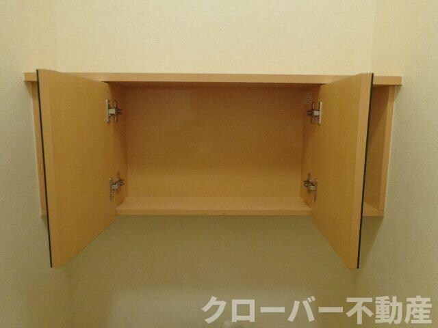 物件内観写真14　(トイレ収納)