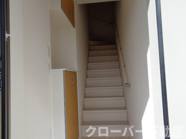 玄関(玄関と専用階段)