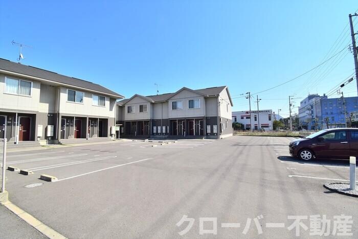 物件外観写真2　(駐車場)