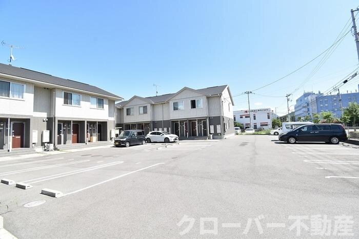 物件外観写真3　(駐車場)