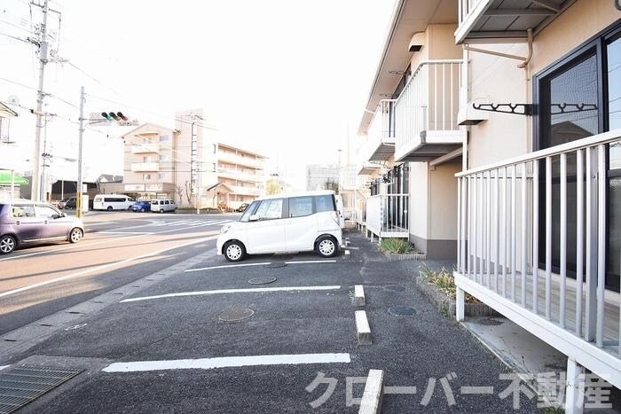 物件外観写真2　(駐車場)