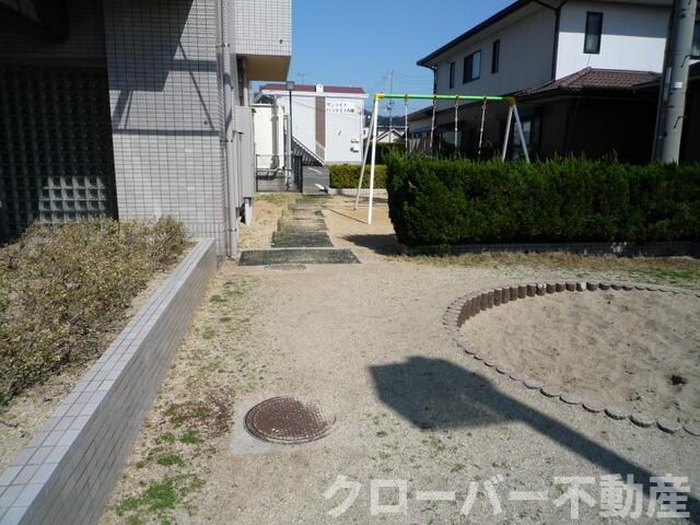 物件内観写真13　(マンション横に公園があります)