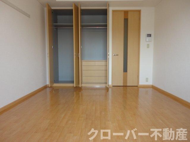 物件内観写真4　(洋室とクローゼット)