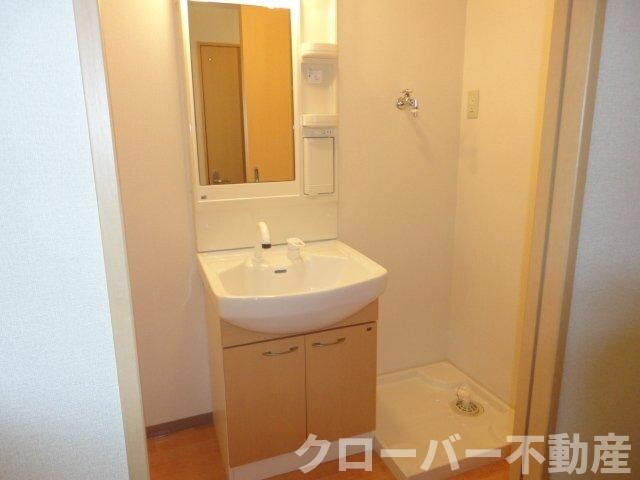 物件内観写真6　(洗濯機置場と脱衣所)