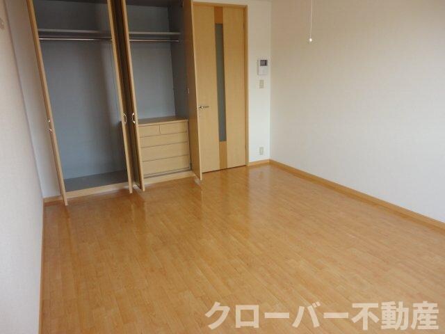 物件内観写真16　(洋室とクローゼット)