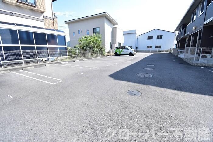 物件外観写真2　(駐車場)