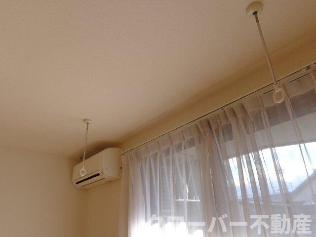 物件内観写真10　(室内物干しとエアコン)