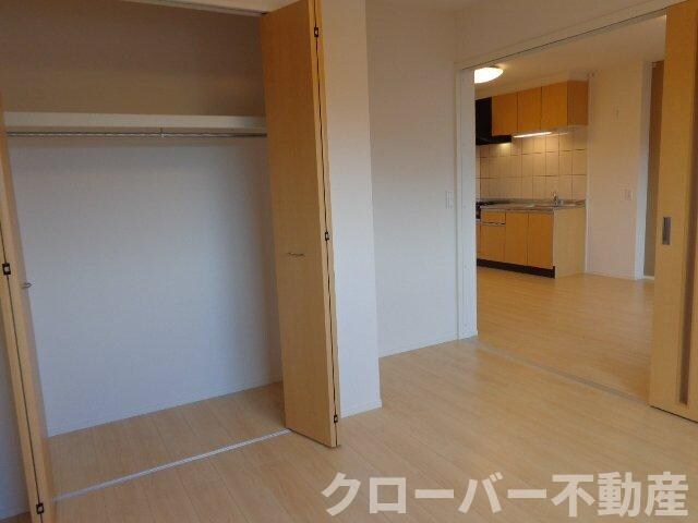 物件内観写真13　(南洋室とリビング)