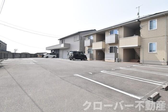 物件外観写真2　(駐車場)