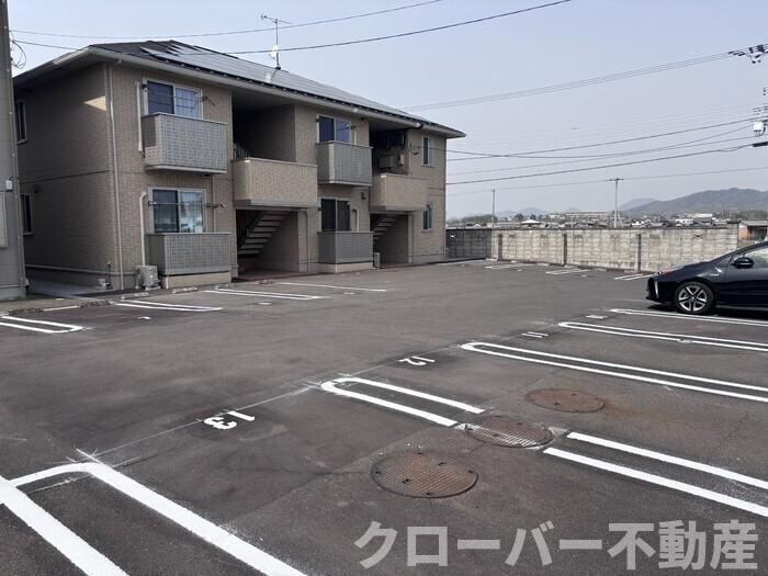 物件外観写真4　(駐車場)