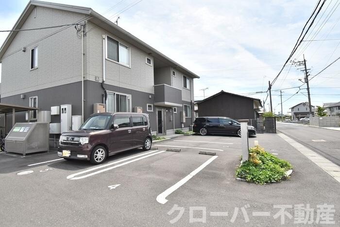 物件外観写真2　(駐車場)