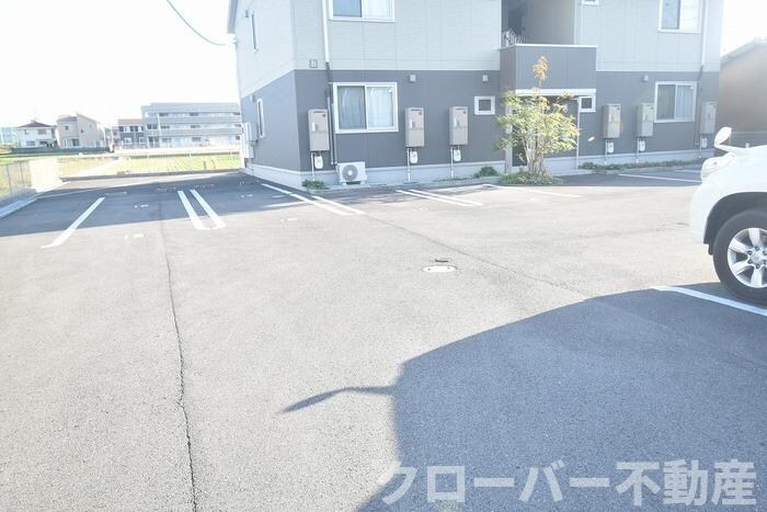 物件外観写真3　(駐車場)