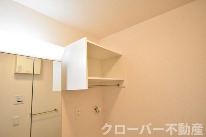 物件内観写真16　(室内洗濯機置場上棚)