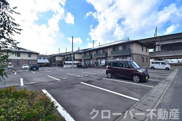 物件外観写真2　(駐車場)