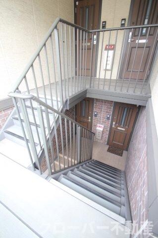 物件内観写真7　(共用階段)