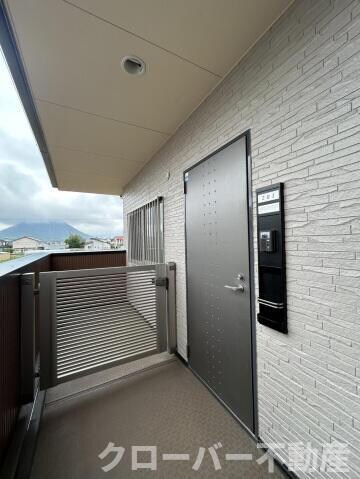 物件外観写真2　(玄関横ポーチ)