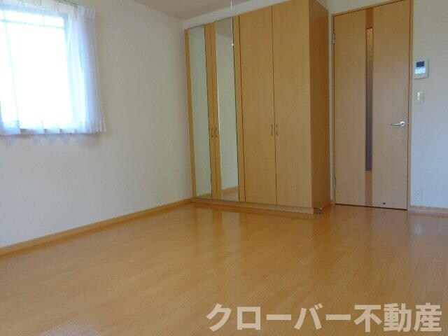 物件内観写真2　(洋室と出窓)