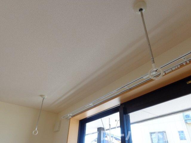物件内観写真9　(洋室の室内物干し)