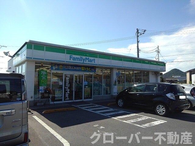 物件外観写真4　(ファミリーマート坂出川津町店まで1100m)