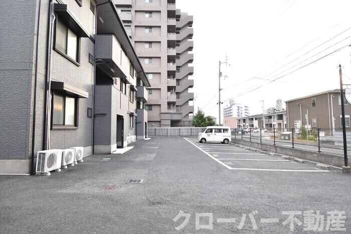 物件外観写真2　(駐車場)